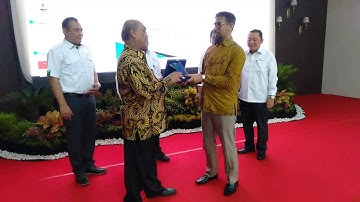 DIRUT PT PELINDO IV, DR.H. FARID PADANG SERAHKAN CINDERA HATI KEPADA KETUA KNKT,SOERJANTO TJAHJONO