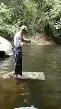 Video Lucu Kakek Lagi Sholat Di Atas Air