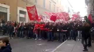 Perugia in serie B!!! Uno dei gruppi ultras in via Baglioni!