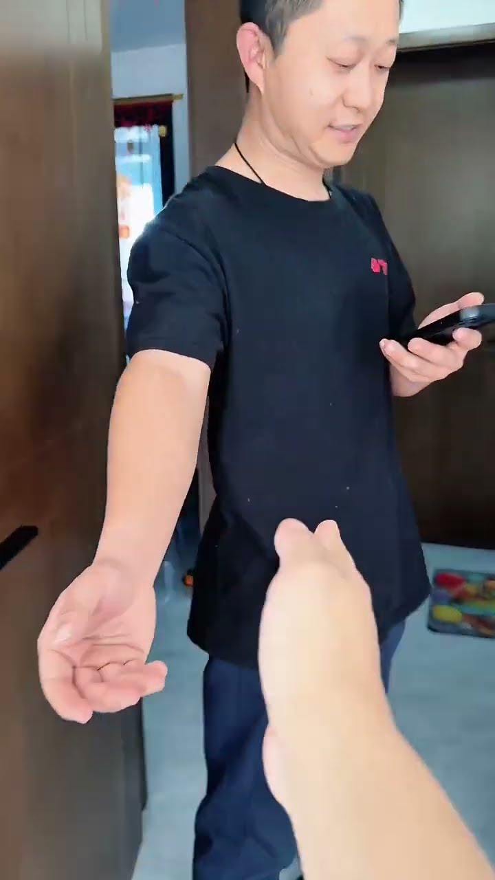 爸爸看手机入迷了，逗逗他！#Cute baby#Cute#呆萌小米宝#聪明宝宝#萌娃