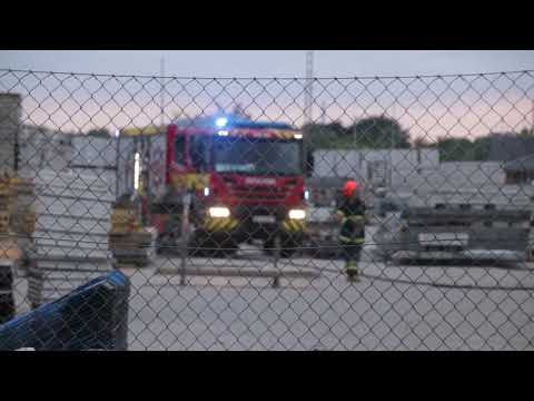 FLAMMERNE VÆLTER UD