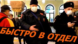 картинка: Борзый контролёр быкует. Мент хотел доставить в отдел. Простые пассажиры спасли блогеров.