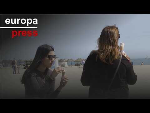 Turistas encuentran en la playa de València un refugio al temporal de lluvias de Semana Santa