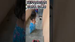Kepanasan Buka Baju