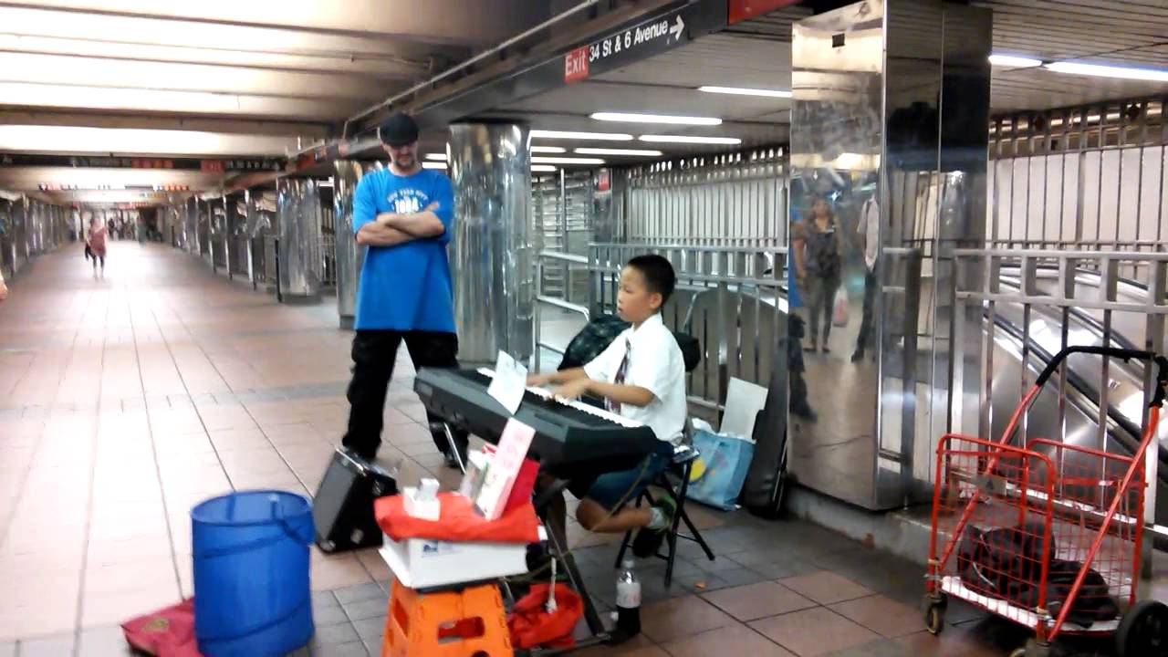 Impressive kid plays piano in subway