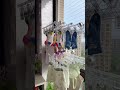 It is really practical to install a retractable drying rack like this on the balcony.
