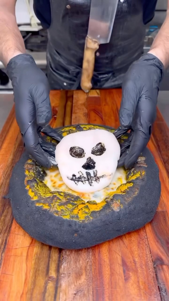 We react to HALLOWEEN PIZZA @ashkan_ws