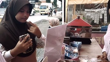 Tugas Informatika Kelas IX:Membuat Video Vlog Mewawancarai Pedagang Dimsum Mentai.