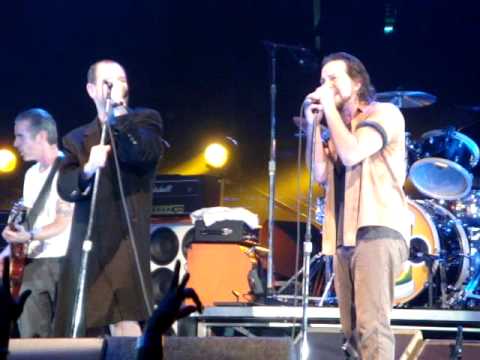 Pearl Jam with Mike Ness - "Down" - Philly Spectru...