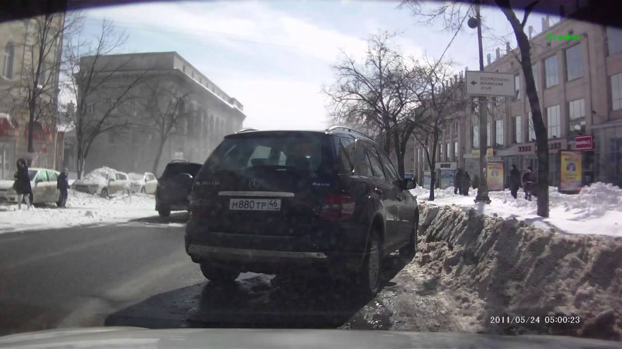 Крыша упала на авто Крыша упала на авто