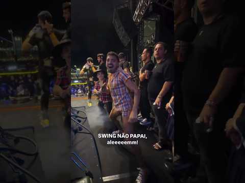Tirullipa dançando swing no show do Xand Avião