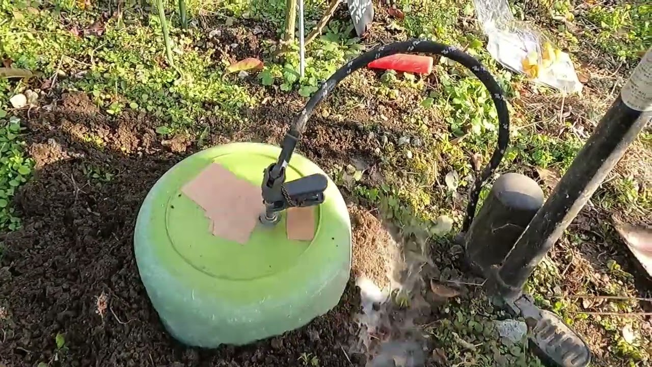 モグラの穴に煙幕玉と発炎筒を入れてみたが!!　しかし!!