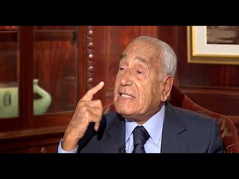 قال هيكل محمد حسنين هيكل يتحدث عن الشخص السياسي الذي يدير جهاز الدولة بـ اسم الأغلبية من الشعب 