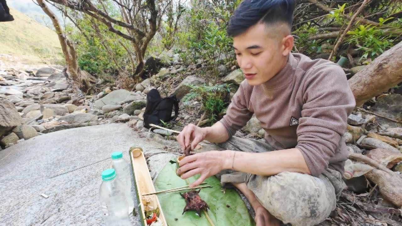 CƠM RỪNG MỘT MÌNH | Cuộc Sống Thợ Rừng Mùa Đông