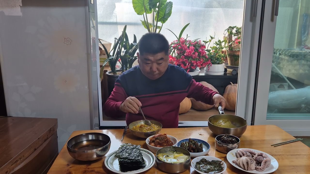 꽃앞에서 카레밥먹어요