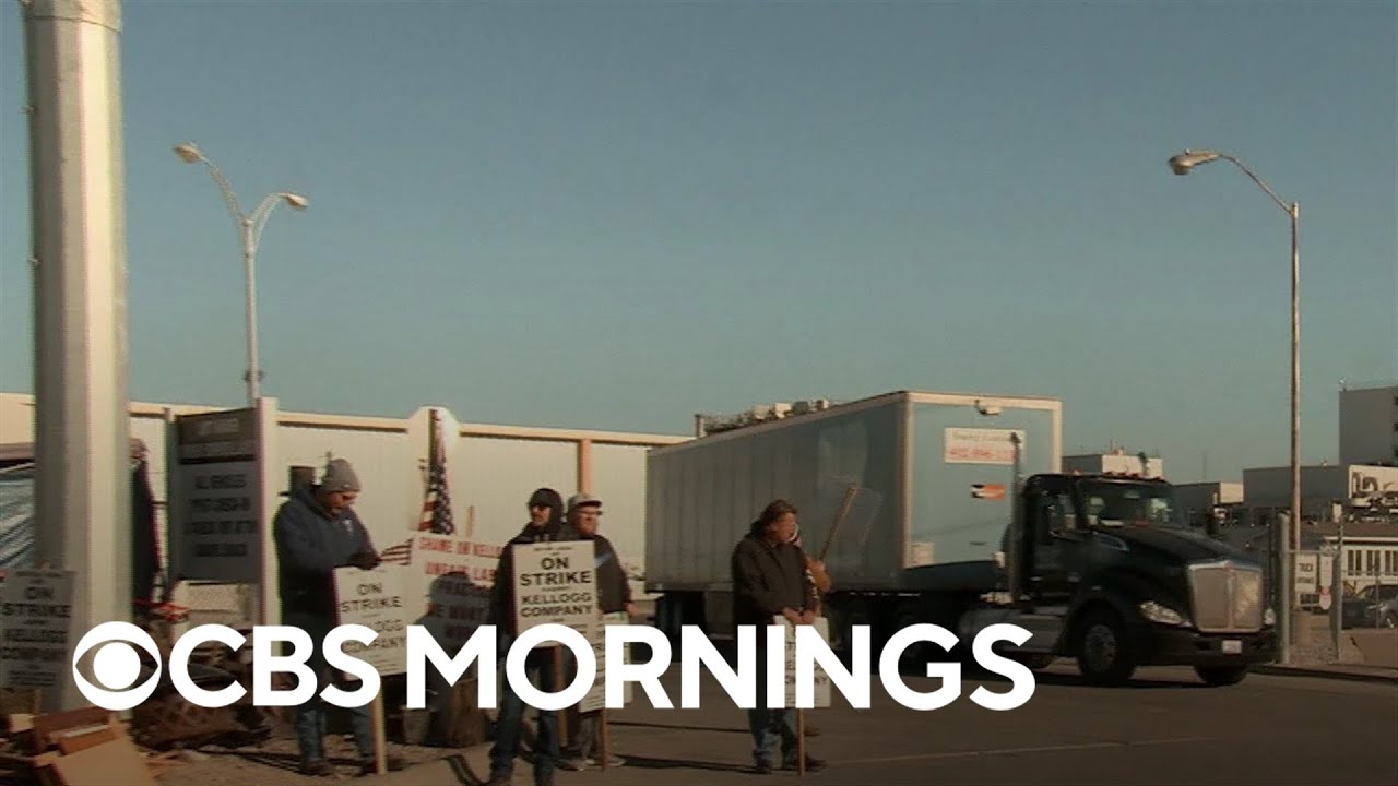 U.S. job openings soar as Americans quit jobs at record pace - YouTube