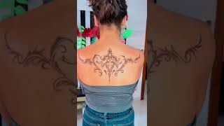 خطوات رسم الحناء على الظهر .. النتيجة بتجنن 😍 #henna #tattoo #backhenna