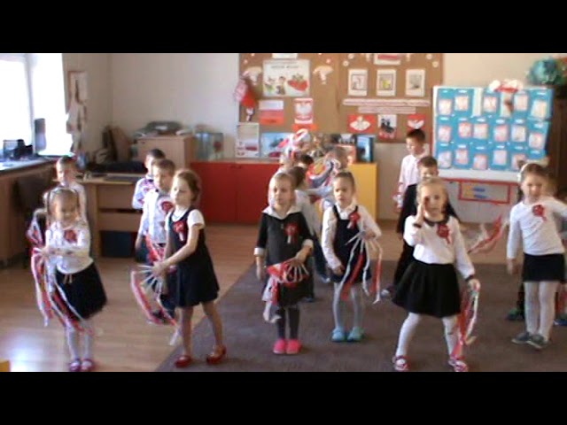 Taniec Niepodległościowy w wykonaniu dzieci z grupy Misiaki