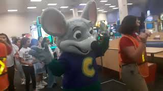 Caleb Fuentes con Chuck E. Cheese's el 15 de Marzo 2024