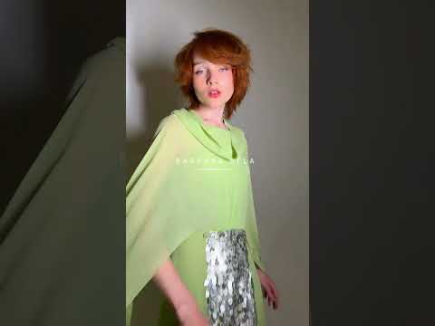 Vestido longo bordado com capa em georgete de seda