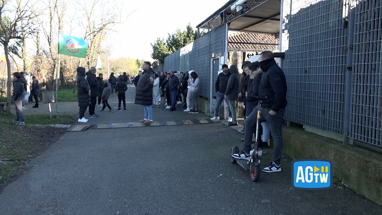 Dentro il campo rom di via Chiesa Rossa a rischio sgombero: «Dopo 25 anni, una firma sta cancelland