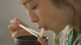 上戸彩、幸せそうな笑顔！　麺職人が作るうどんを堪能　丸亀製麺新CM「麺職人の情熱」編