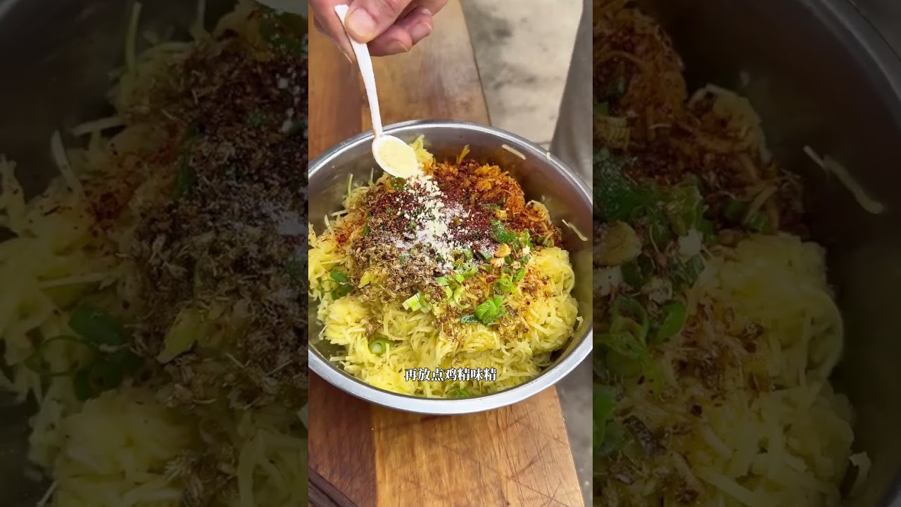 秋光漫过田垄时，菜瓜已攒足了金。 胡麻油裹着菜籽香，把丰收揉进面团里。 一烙酥脆，再嚼软糯—— 是土地的回甘，也是妈妈笑着说，香，是满足是幸福 #优质农产品 #西北特色美食 #好食材才能做出好味道