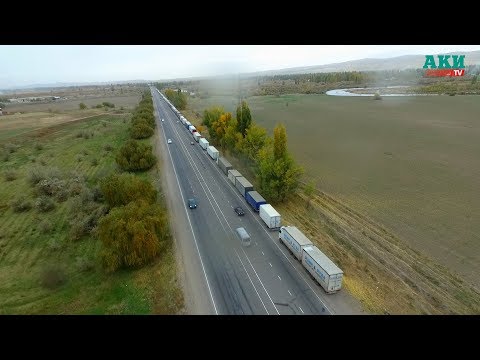 Ситуация на кыргызско-казахской границе: 7-километровая колонна из грузовиков все еще ждет…