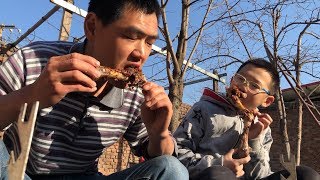 阿远烤羊腿，136块钱买了2个，抹点辣椒味真棒，孩子却爱啃骨头
