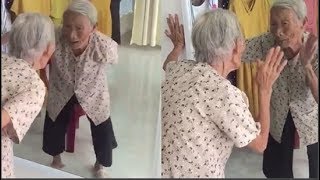 Cụ bà nói chuyện với 