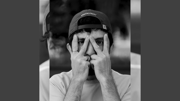 Ол өзінің мүшесін кискасының айналасында жылжытады Ол өзінің мүшесін кискасының айналасында жылжытады