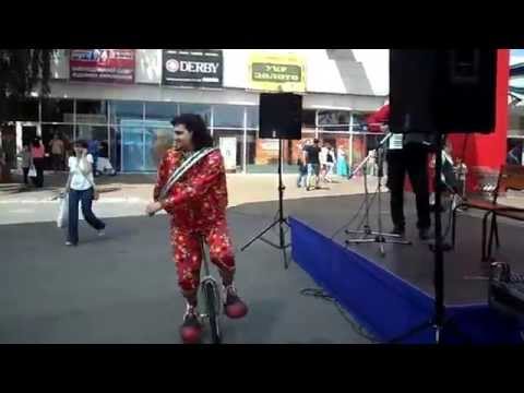Клоун на моноцикле