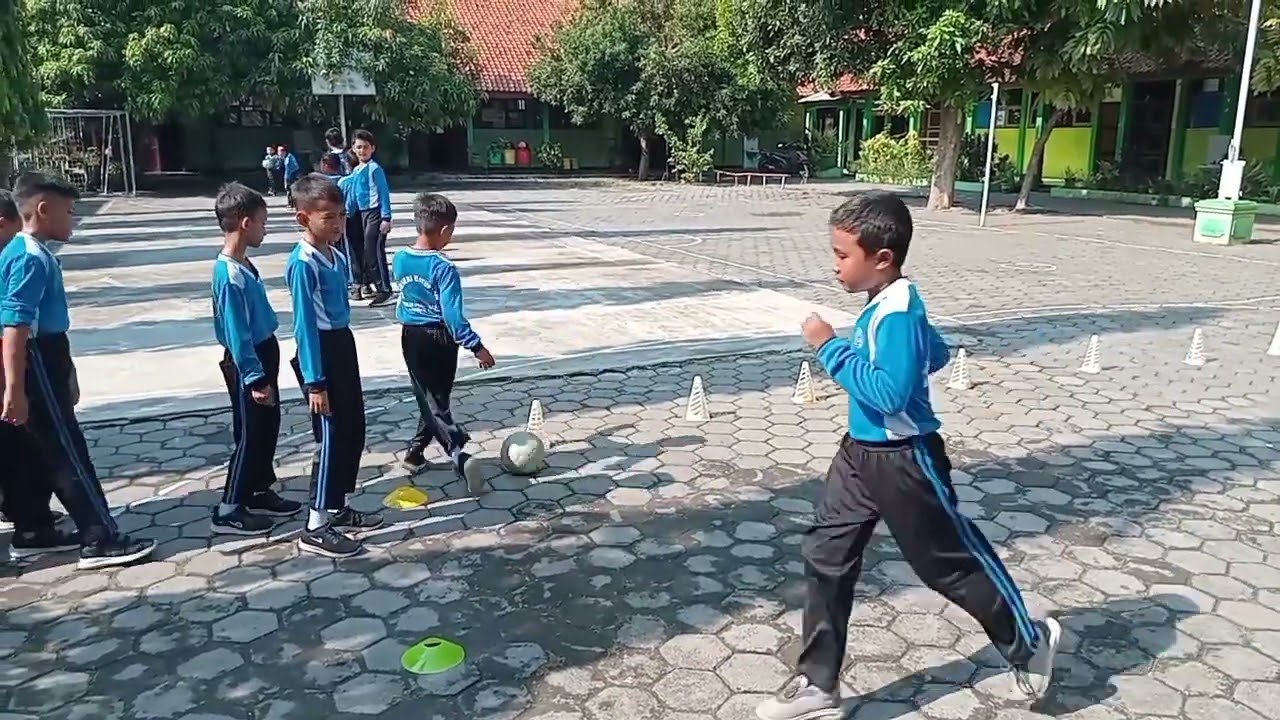 Permainan Dasar Sepak Bola Kelas 3 Fase B SDN Batursari 6
