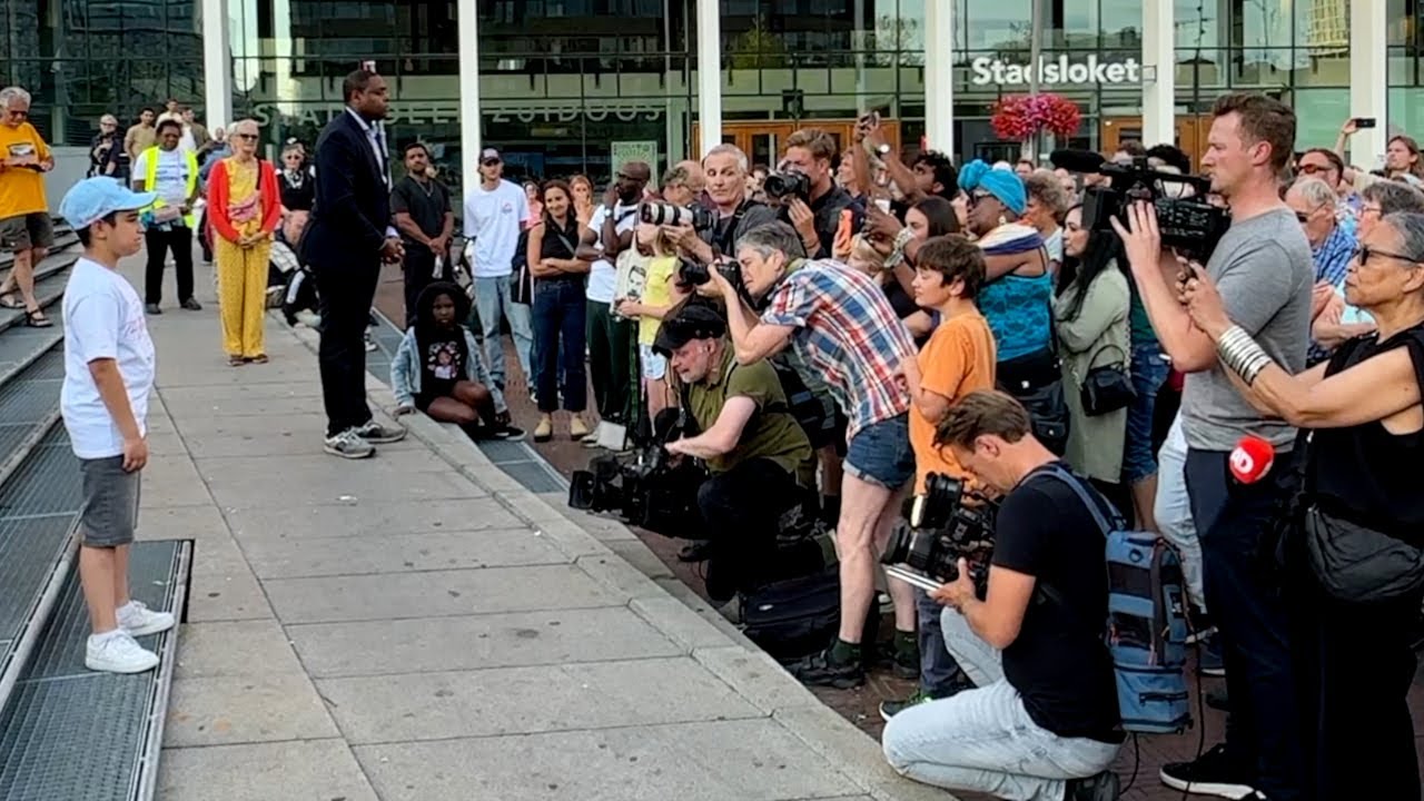 Grote mediabelangstelling bij protestmars tegen de uitzetting van de 11-jarige Mikael naar Armenië.
