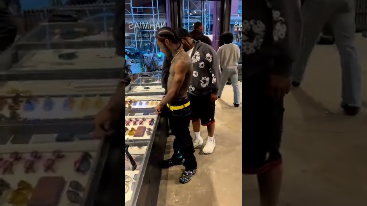 𝐋𝐢𝐥 𝐔𝐳𝐢 𝐕𝐞𝐫𝐭 𝐚𝐭 𝐏𝐚𝐭𝐫𝐨𝐧 𝐨𝐟 𝐭𝐡𝐞 𝐍𝐞𝐰 𝐂𝐥𝐨𝐭𝐡𝐢𝐧𝐠 𝐬𝐭𝐨𝐫𝐞 𝐢𝐧 𝐍𝐞𝐰 𝐘𝐨𝐫𝐤 𝐂𝐢𝐭𝐲, 𝐍𝐞𝐰 𝐘𝐨𝐫𝐤