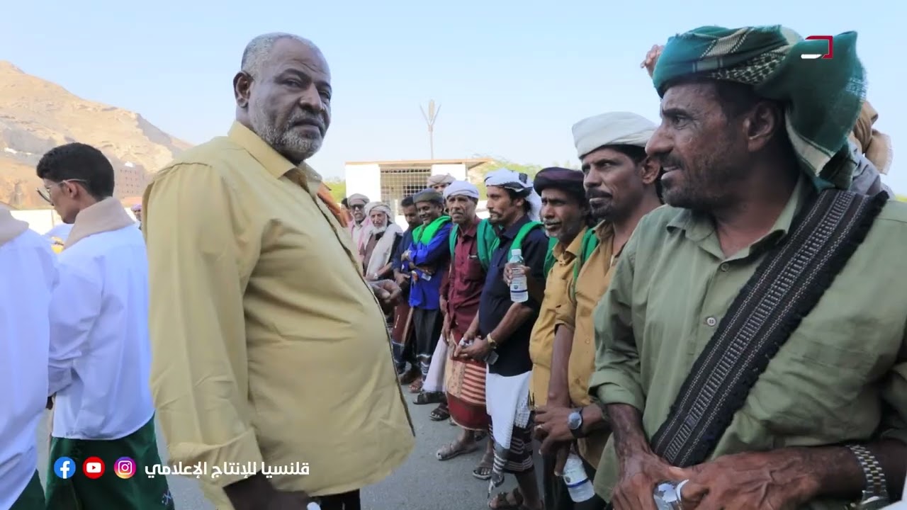 زامل زواج العباد باوزير يحمل مجموعة من شعار حضرموت