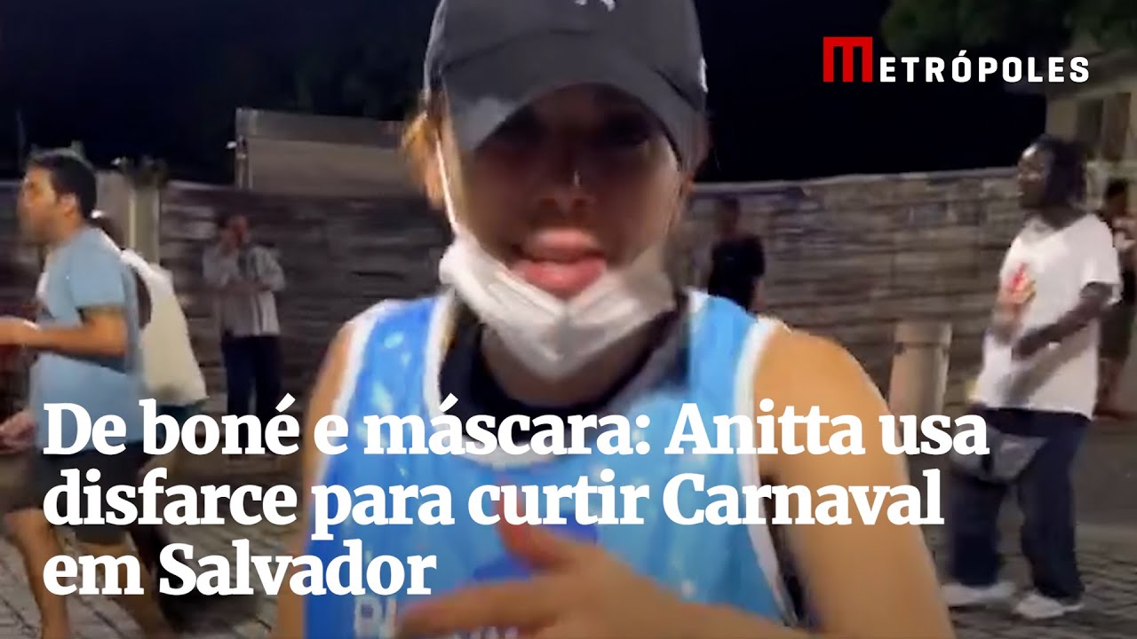 De boné e máscara: Anitta usa disfarce para curtir Carnaval em Salvador