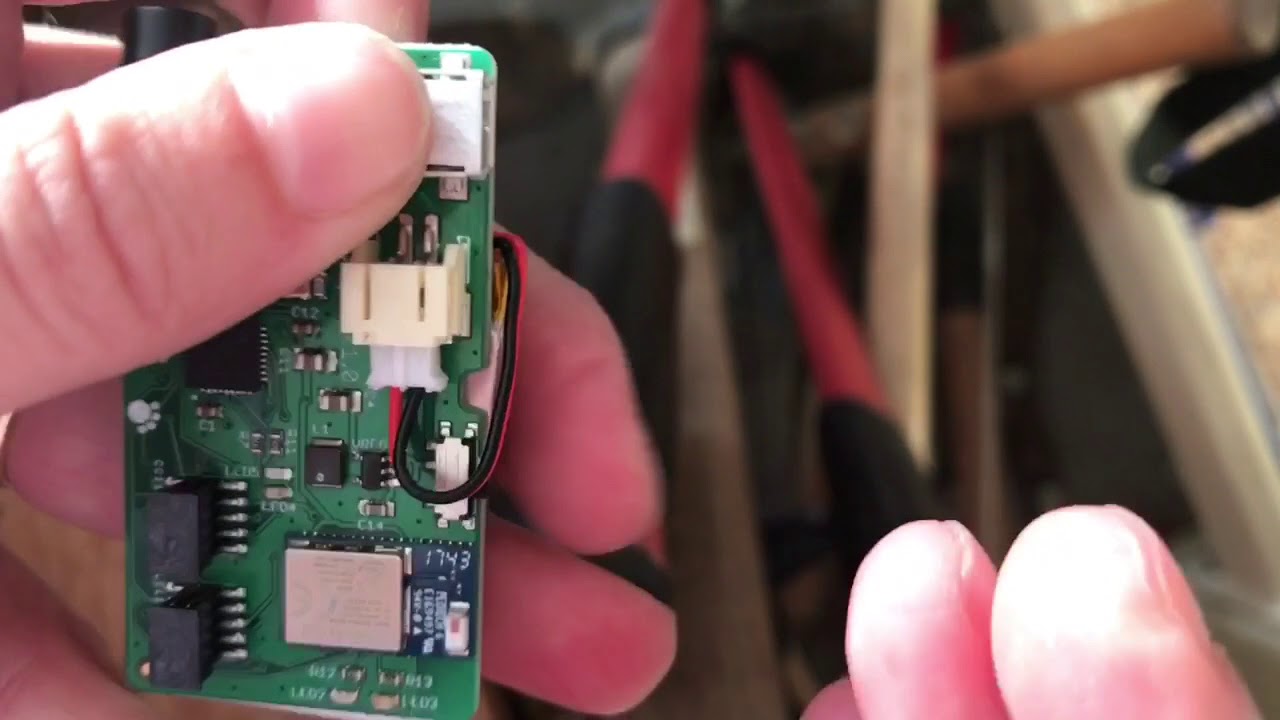 Removing RileyLink's battery - YouTube