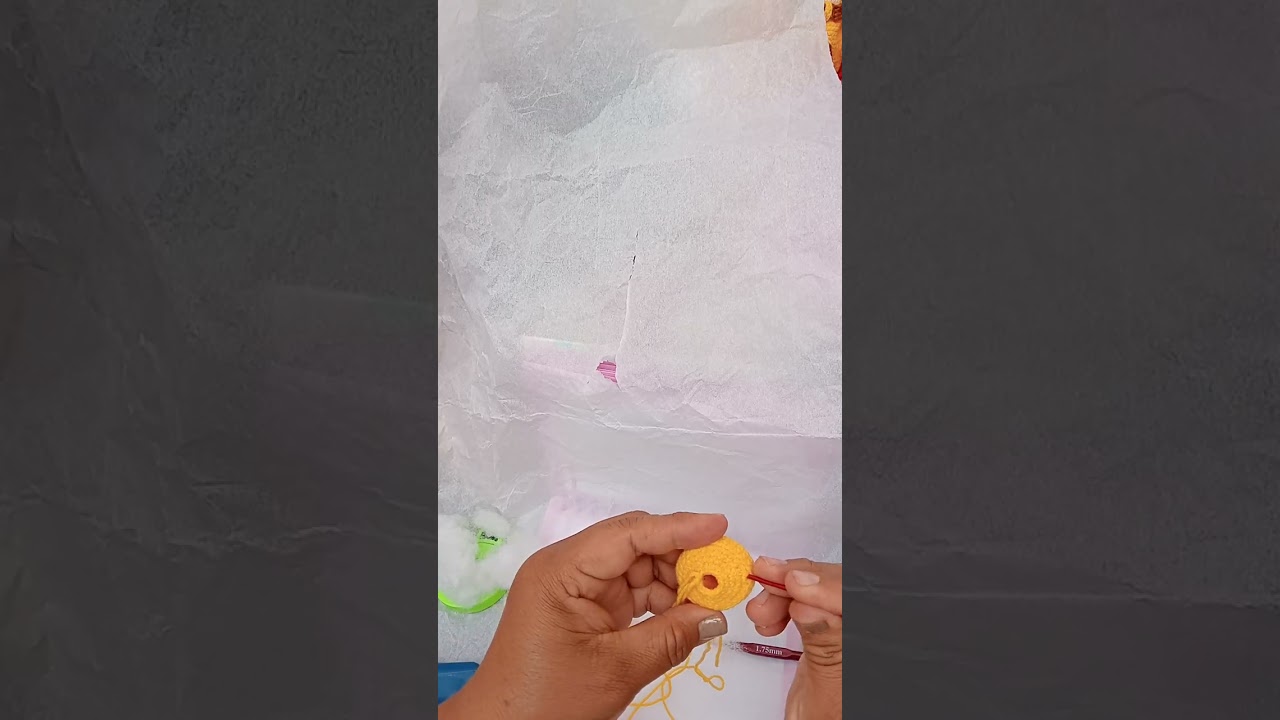 Enseñando haser audífonos de un proyecto de una linda muñeca vela