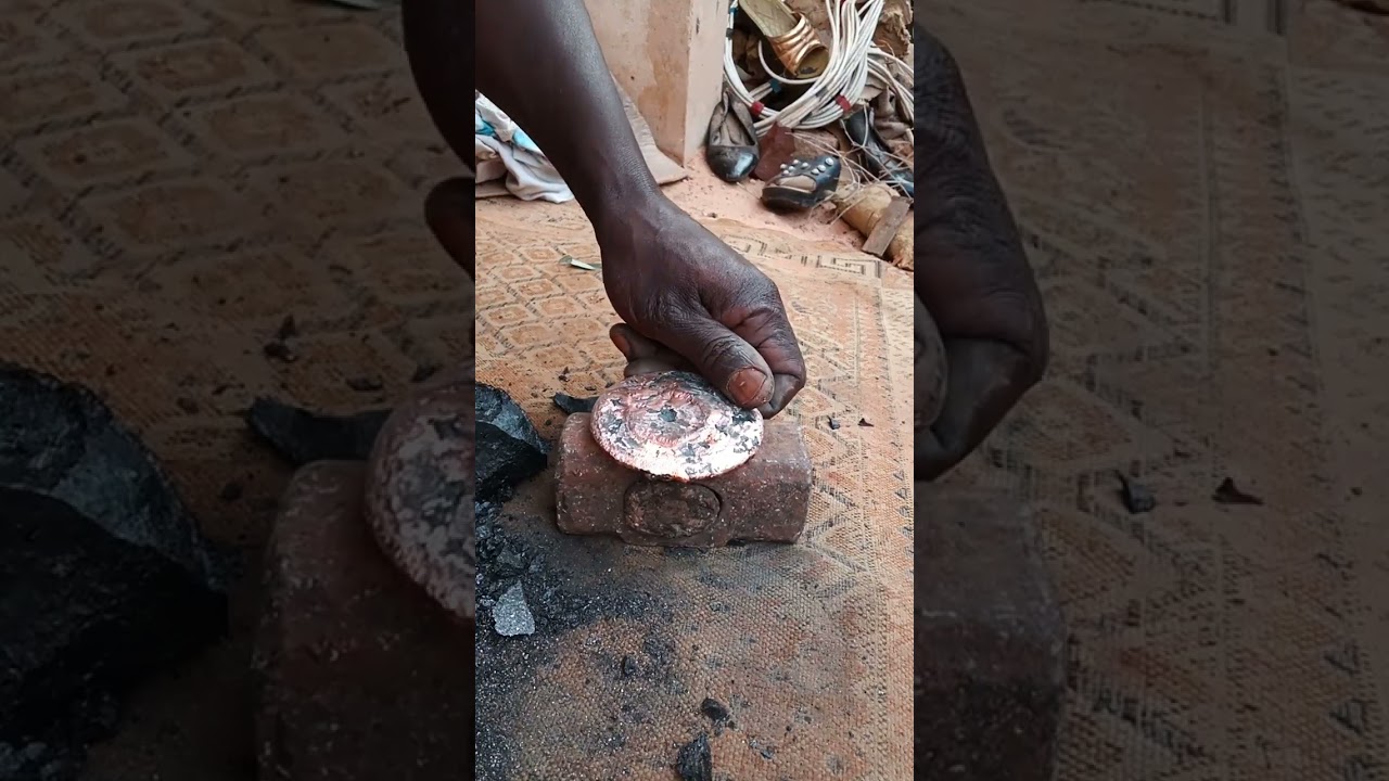 ترك المصهور في نفس البوتقة حتا تبرد لفصل الحديد عن المعادن (2)