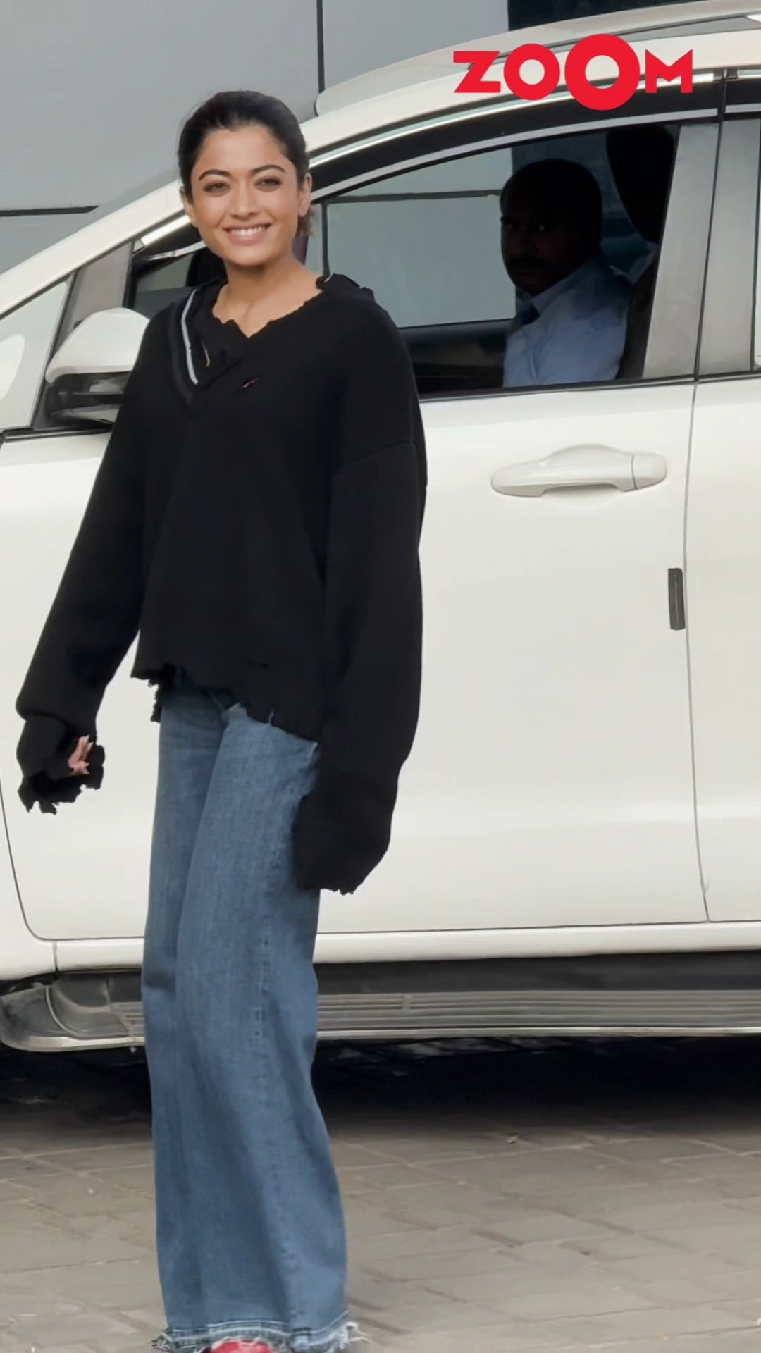 Rashmika Mandanna CUTELY poses for paps; gives them a FLYING kiss at the airport? #shorts #rashmika