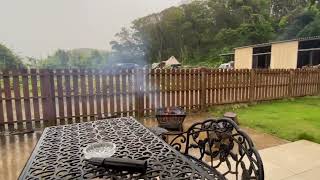 フォレストヴィラ南総の丘 一棟貸切の貸別荘で大雨の中、焚き火。