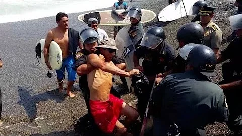Surfistas protestan en Lima