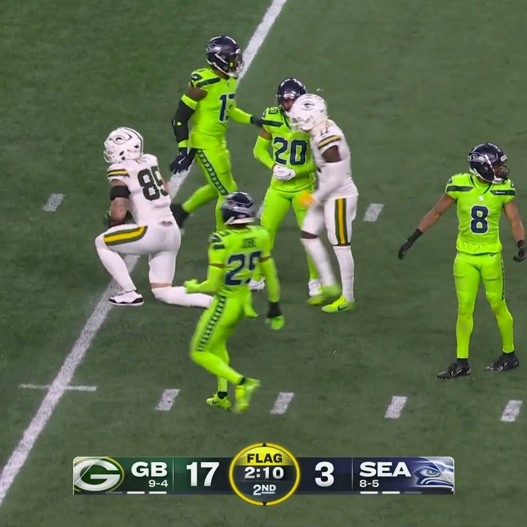 Tucker Kraft catches for a 26-yard Gain vs. Seattle Seahawks