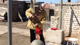 АиФ в гостях у Петра Филаретова (часть VIII - Петр поднимает бетонный шар)