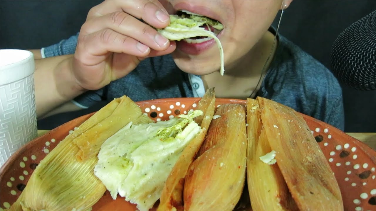 ASMR COMIENDO TAMALES VERDES Y ROJOS Y ATOLE DE CHOCOLATE