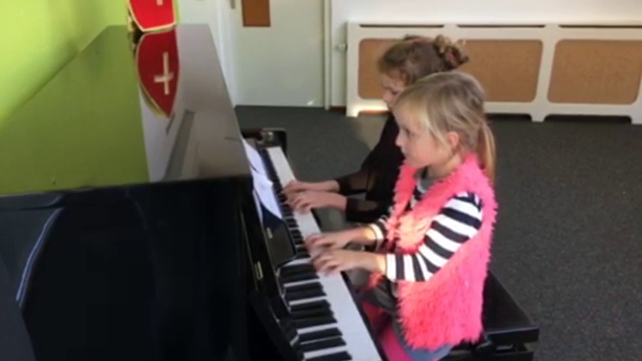 Daar wordt aan de deur geklopt - YouTube