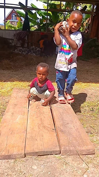 Generasi sedang membantu angkut Batu