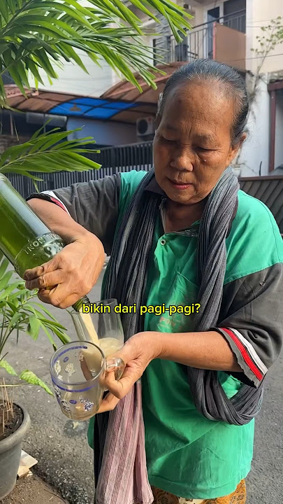 WHOLESALE JAMU GENDONG MOTHER SUPRI WHO HAS BEEN SELLING FOR ALMOST 40 YEARS.