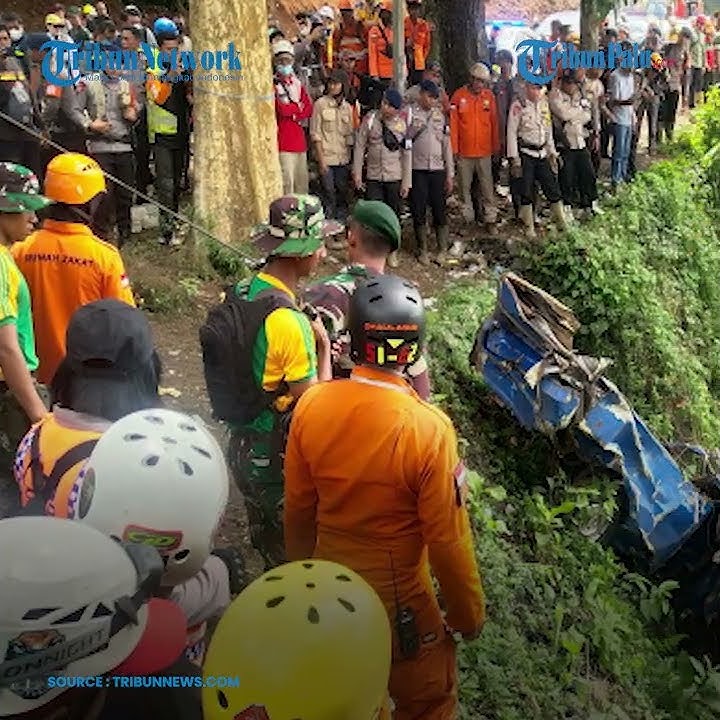 Angkot Biru Pengangkut 10 Santri Ditemukan Ringsek di Jurang, Tapi Anak anak Belum Ditemukan